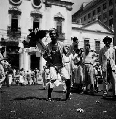 Passista de frevo no carnaval de rua em frente à Igreja Matriz do Santíssimo Sacramento de Santo Antônio