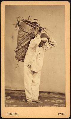 Homem negro - possivelmente escravizado - carregando cesto