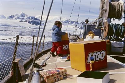Igor Belli brinca com brinquedos LEGO