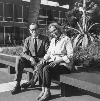 Arquiteto Affonso Eduardo Reidy com Carlota Macedo Soares (Lota), no Museu de Arte Moderna
