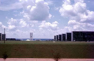 Esplanada dos Ministérios e Congresso Nacional, ao centro