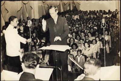 Gilberto Alves ao microfone