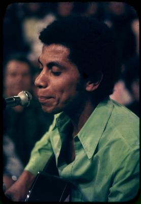 Paulinho da Viola ao microfone com o violão