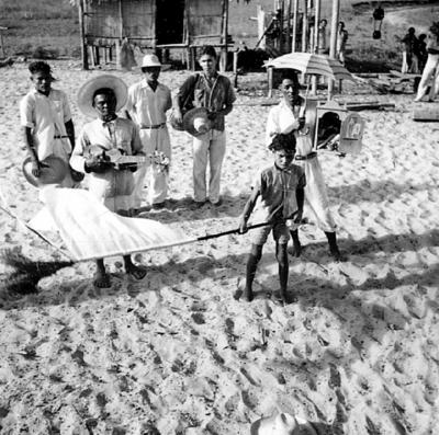 Ilha de Marajó, conjunto musical na praia com homem com oratório