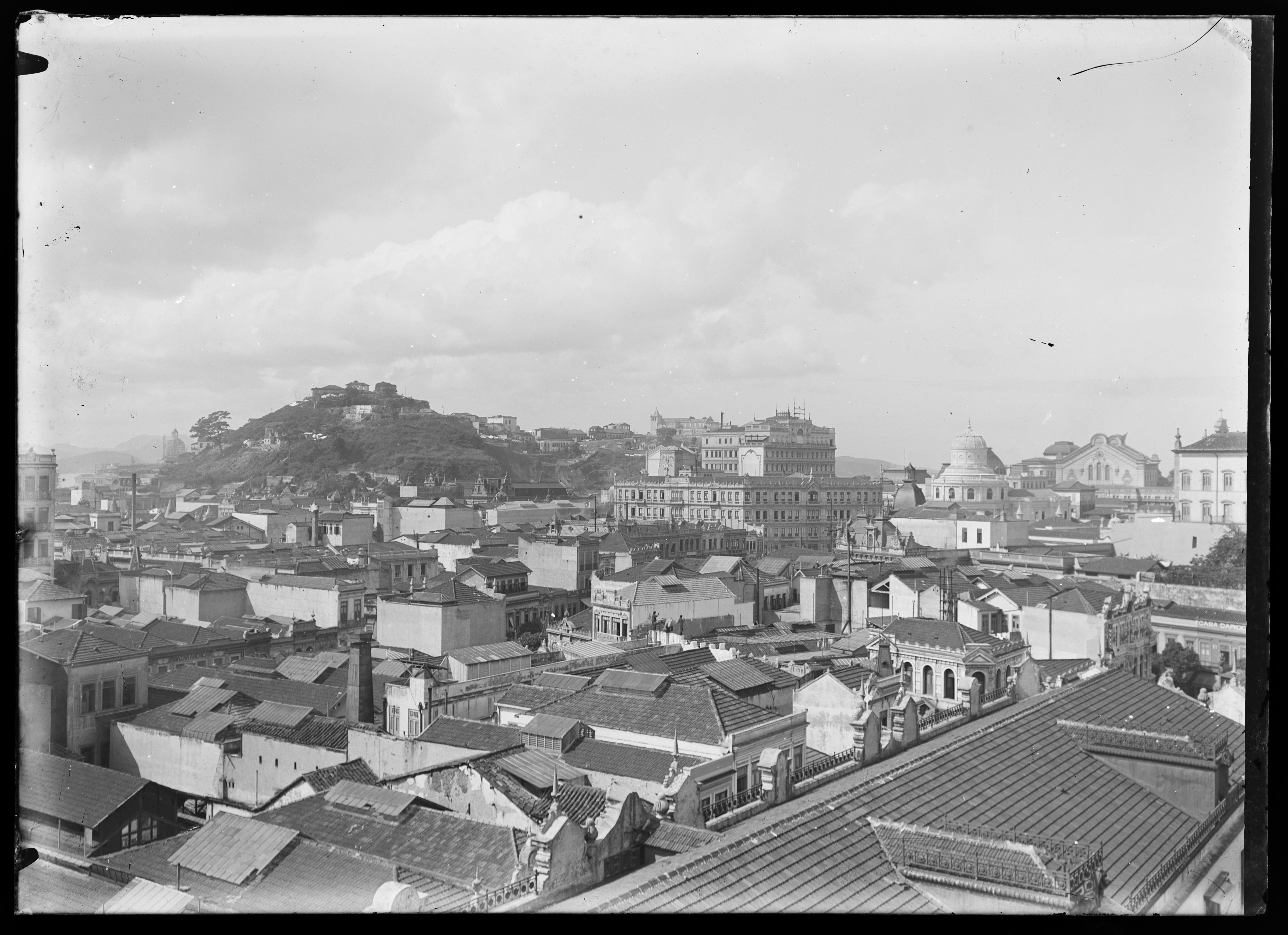 Vista tomada da torre da Igreja de São Francisco de Paula; ao fundo, o Morro do Castelo