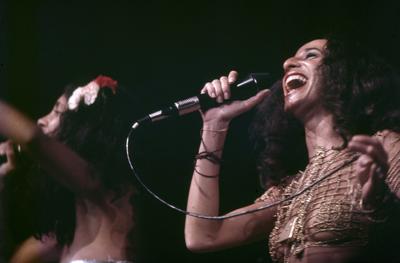 Gal Costa e Maria Bethânia cantam "Sol Negro" de Caetano Veloso