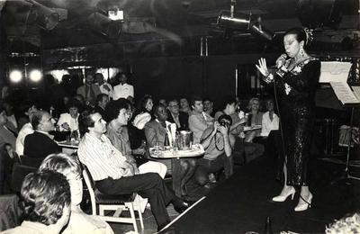 Elizeth Cardoso ao microfone