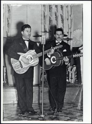 Alvarenga e Ranchinho ao microfone, com violões (reprodução)