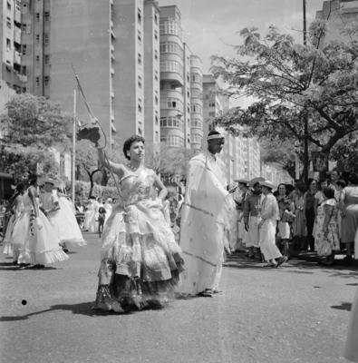 Desfile de blocos no Banho de Mar à Fantasia