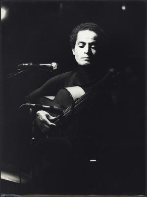 Baden Powell ao microfone com o violão