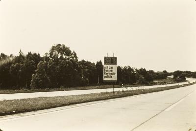Rodovia na Alemanha Oriental em direção a Berlim Ocidental