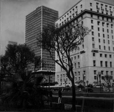 Edifício Conde de Prates à esquerda e, à direita, o Edifício Matarazzo, também conhecido como Banespinha