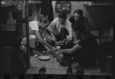 Alojamento dos estudantes. Em terceiro lugar, da esquerda para direita, está Jorge Bodanzky