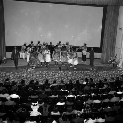 Apresentação do Trio de Ouro, Raul Sampaio (à esquerda), Lourdinha Bittencourt (ao centro de roupa branca) e Herivelto Martins (à direita)