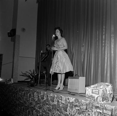 Newton Teixeira ao violão e artista não identificada