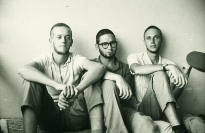 Da esquerda para direita: Jorge Bodanzky, com boina na mão, Mario Balaban e Christian Schiel. Alunos da Universidade de Brasília ouvem notícias alguns meses depois do golpe militar