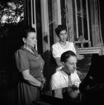 Gabriella Besanzoni Lage e seus convidados durante sarau