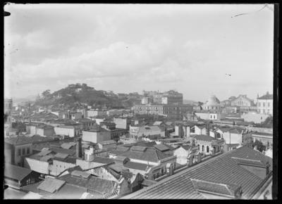 Vista tomada da torre da Igreja de São Francisco de Paula; ao fundo, o Morro do Castelo
