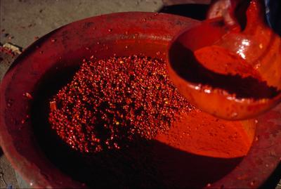 Série Xingu - Preparo da pasta de urucum