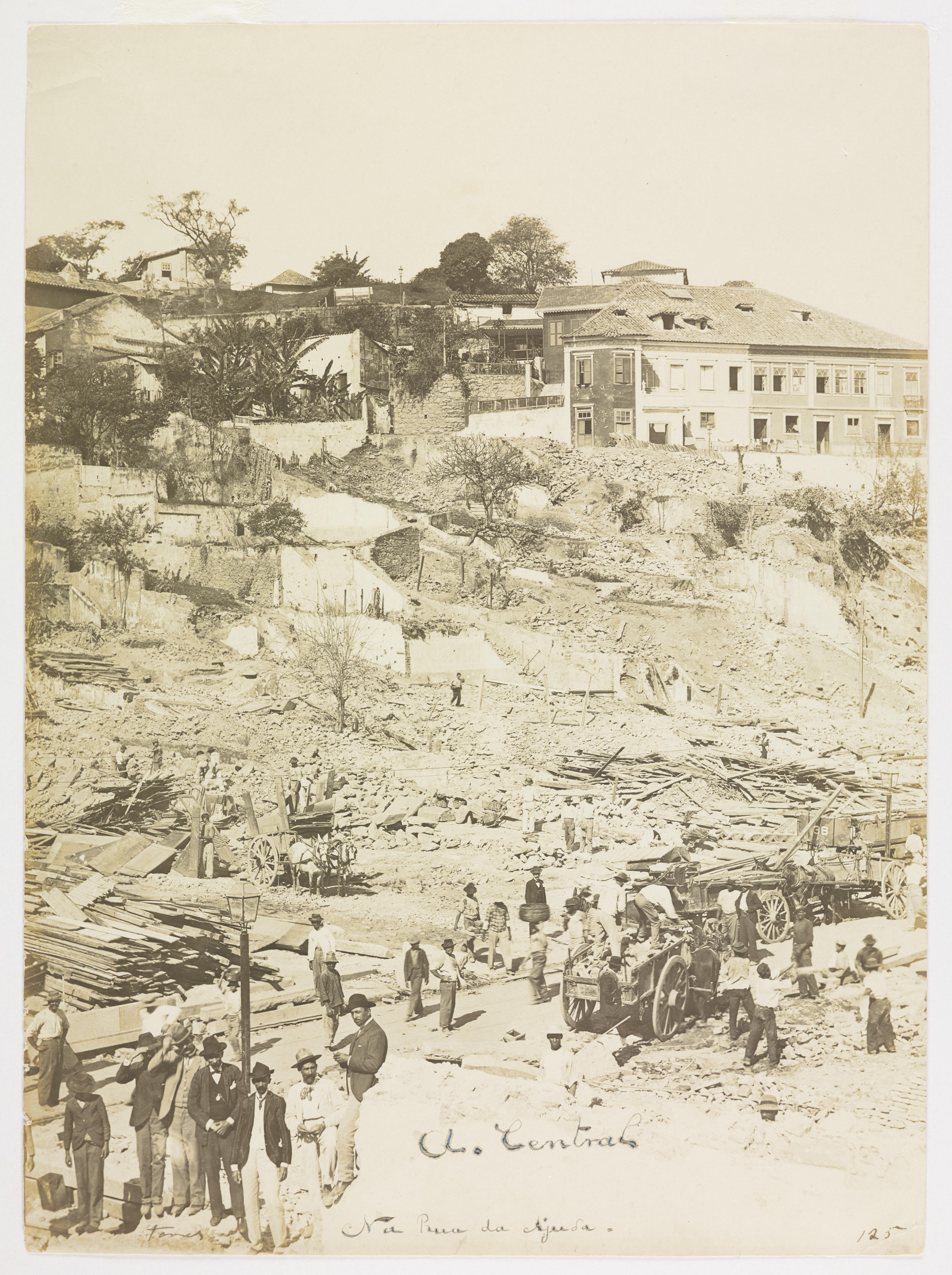 Demolições na Rua da Ajuda, aos pés do Morro do Castelo