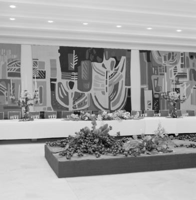 Recepção em homenagem à Rainha Elizabeth II, Sala Brasília. Ao fundo, tapeçaria de Burle Marx