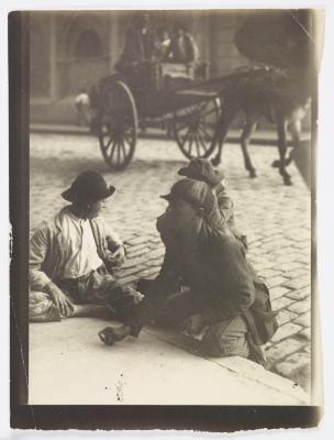 Crianças, em situação de trabalho infantil, jogando bola de gude