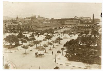 Antigo Largo do Paço; Mercado da Praia do Peixe, ao fundo, e o Mosteiro de São Bento, à direita