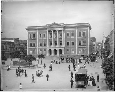 Escola Politécnica e estátua de José Bonifácio