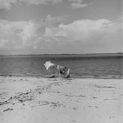 Santarém, lavadeira com varal na praia