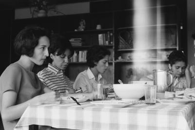 Maria Helena Guedes, Lena Coelho dos Santos, Philomena Miller, Zila Mamede e Maria de Nazareth Soares Lins no alojamento dos professores (Colina)