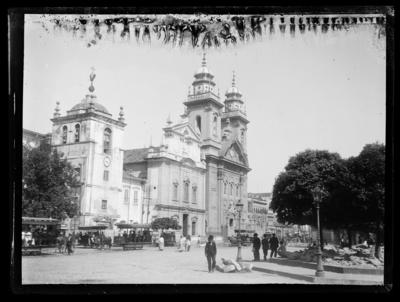 Rua Primeiro de Março; da esquerda para direita, a Igreja de Nossa Senhora do Carmo da Antiga Sé e a Igreja da Ordem Terceira do Carmo