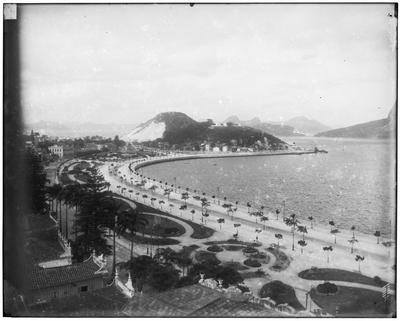 Praia de Botafogo, vendo-se o Morro da Viúva