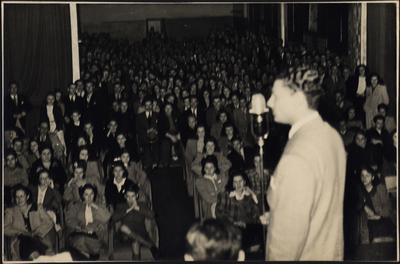 Gilberto Alves ao microfone