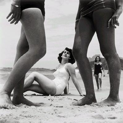 Mulheres na Praia de Ipanema, com a Pedra da Gávea ao fundo