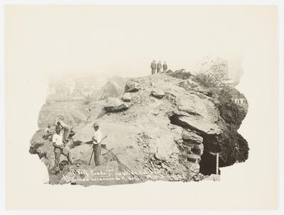 Conclusão do arrasamento do Morro do Castelo - presença do Prefeito Prado Júnior, no alto da colina