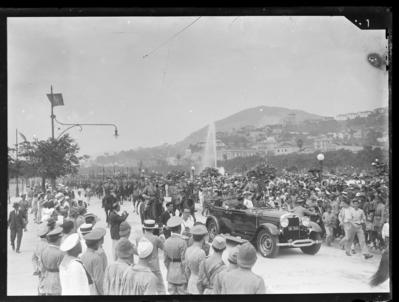 Getúlio Vargas em carro aberto durante o desfile de inauguração da Praça Paris