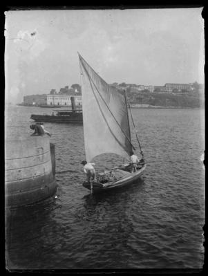 Barco na Baía de Guanabara; ao fundo, a Ilha da Cobras