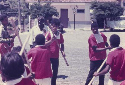 "Mineiro Pau" / "Maneiro Pau", misto de jogo e dança
