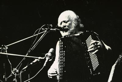 Sivuca ao microfone com a sanfona