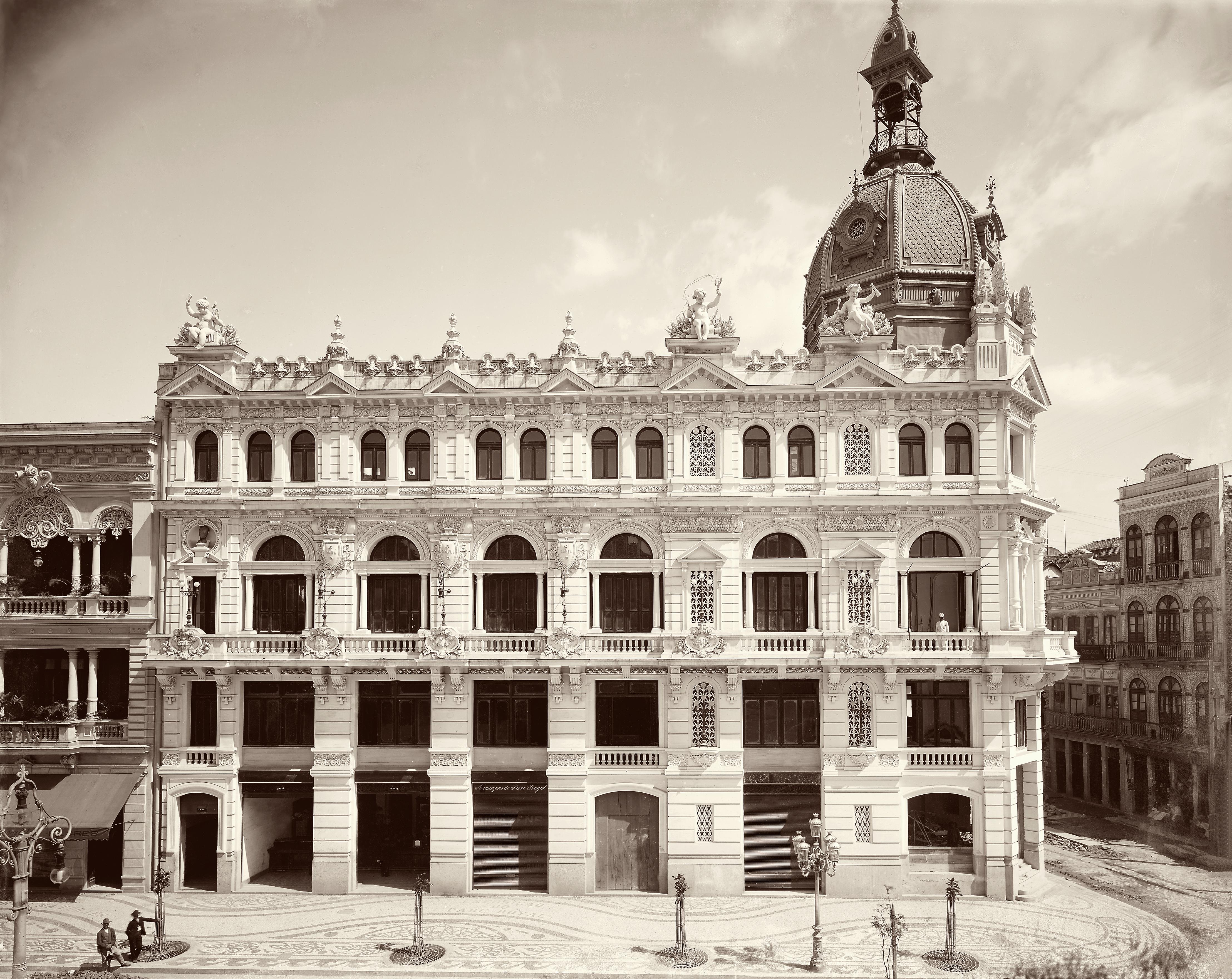 Prédio da Sociedade Anônima O Paiz, localizado na esquina da Avenida Central com a Rua 7 de Setembro