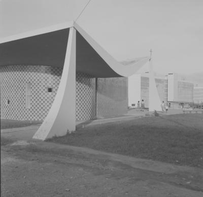 Igrejinha de Nossa Senhora de Fátima. Painel de azulejos de Athos Bulcão