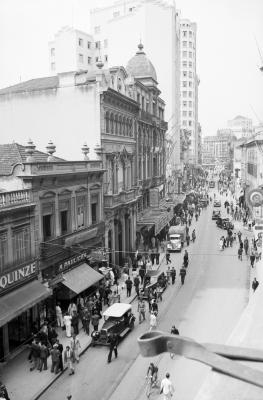 Automóveis e pedestres na rua 15 de Novembro