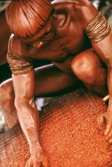 Série Xingu - Homem do povo Mehinako prepara a pasta de urucum