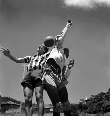 O jogador Heleno de Freitas disputa bola com adversário