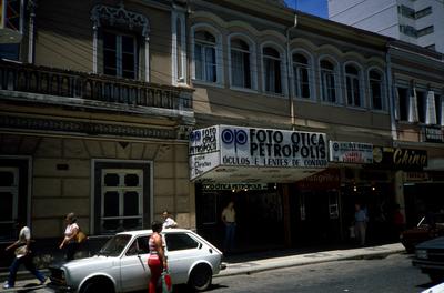 Colégio Santa Isabel (à esquerda) e sobrados