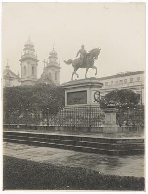 Estátua equestre do General Osório; ao fundo, Igreja da Ordem Terceira do Carmo