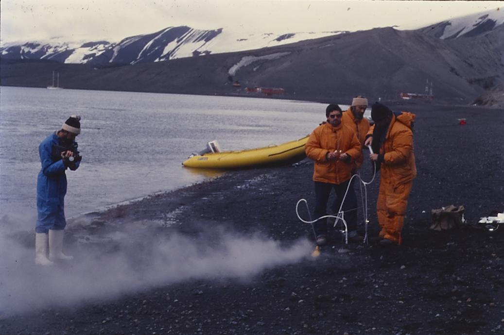 Jorge Bodanzky filmando, com uma Vídeo-8, vulcanólogos espanhois fazendo medições em uma base científica