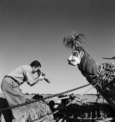 Marcel Gautherot documentando carrancas de proa em barcos do rio São Francisco