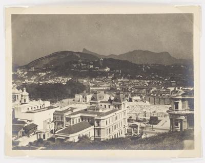 Avenida Central, vendo-se o prédio do Supremo Tribunal Federal, os fundos da Biblioteca Nacional e o Passeio Público