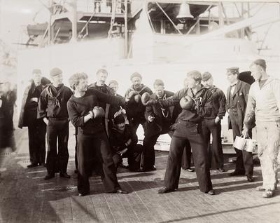 Homens lutando no interior de navio